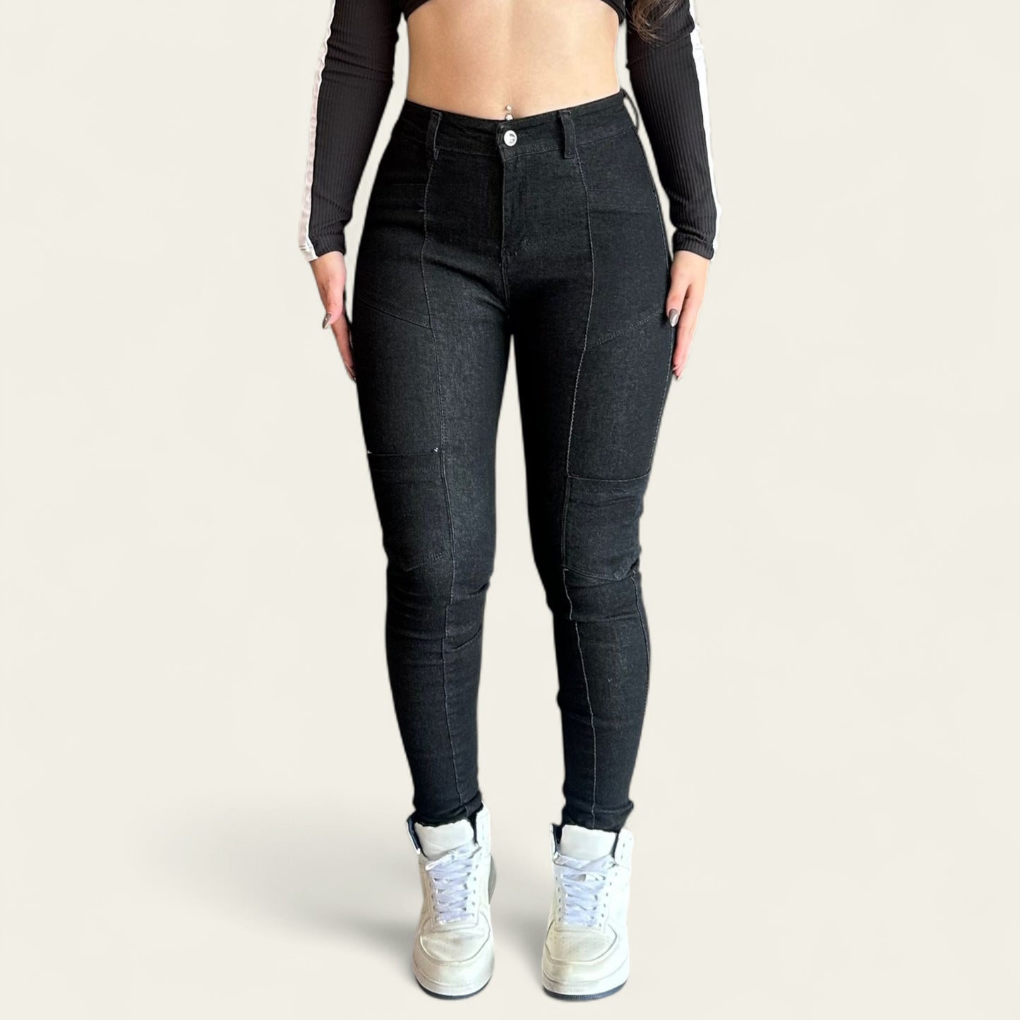 Jean skinny cargo tiro alto levanta cola tono negro