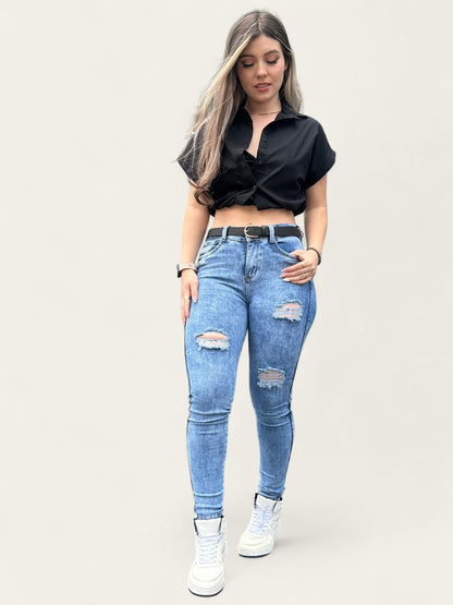 Jean skinny tiro alto levanta cola tono azul claro con rotos