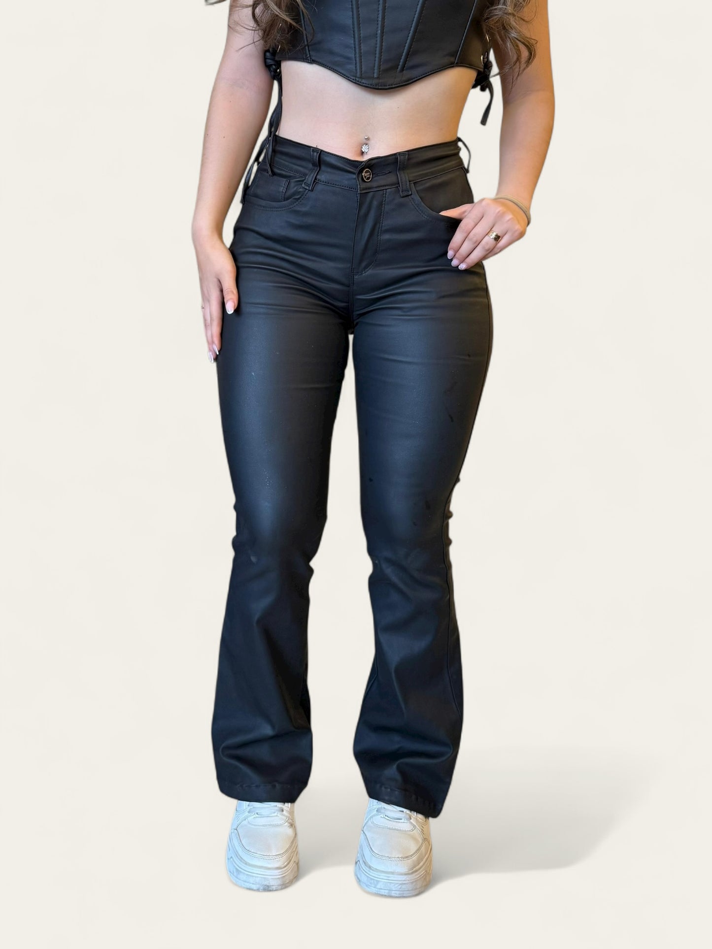 Jean Flare mujer efecto cuero tono negro