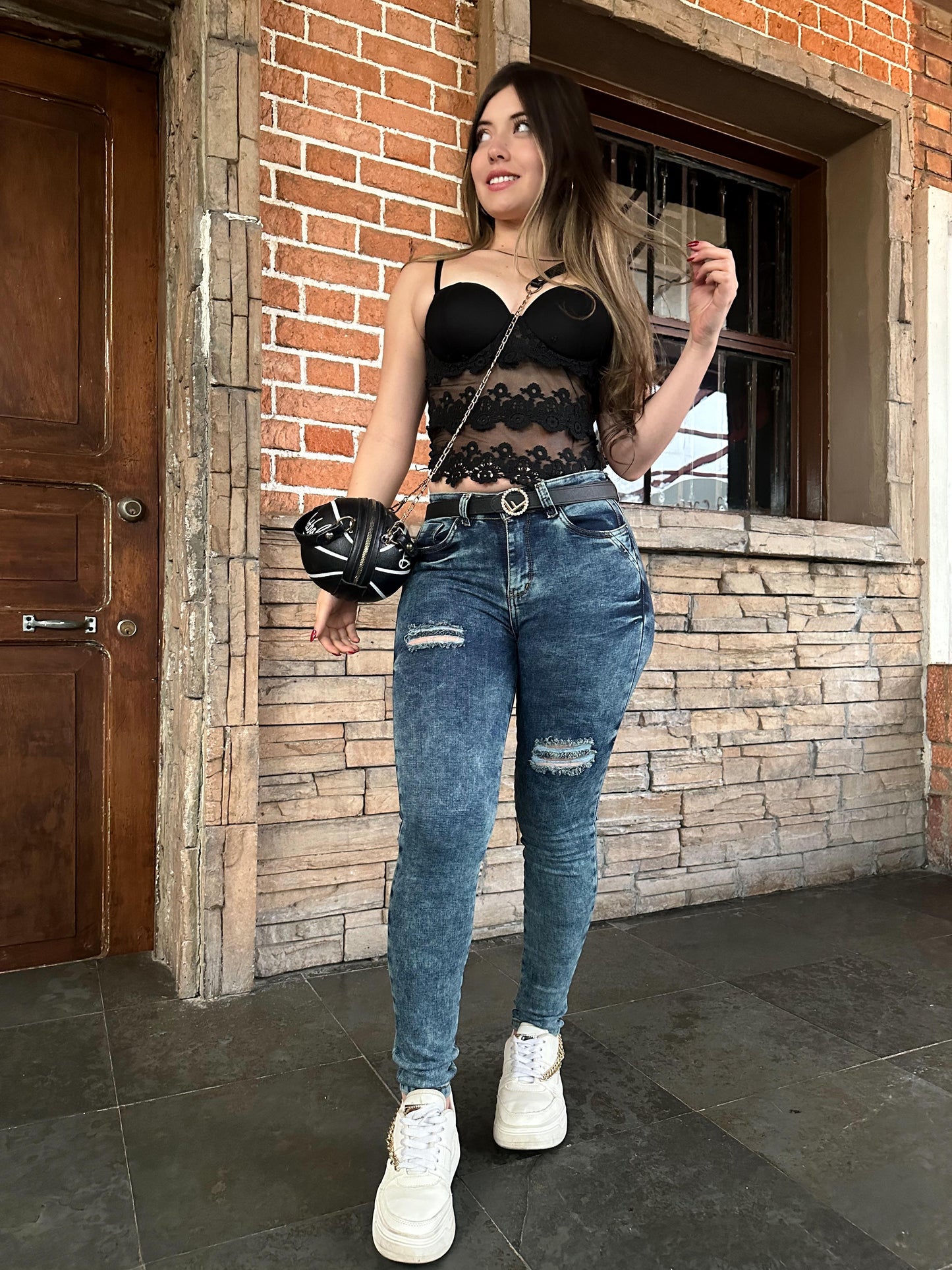 Jean skinny mujer tiro alto levanta cola tono azul con rotos