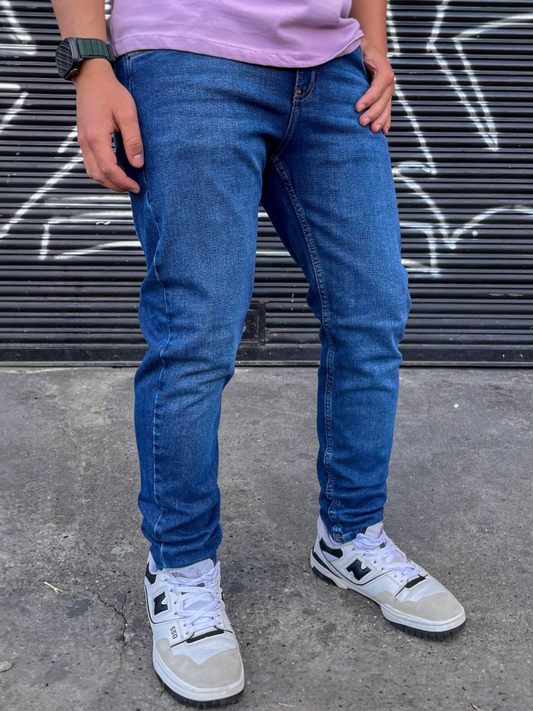 Jean slim hombre tono azul clásico