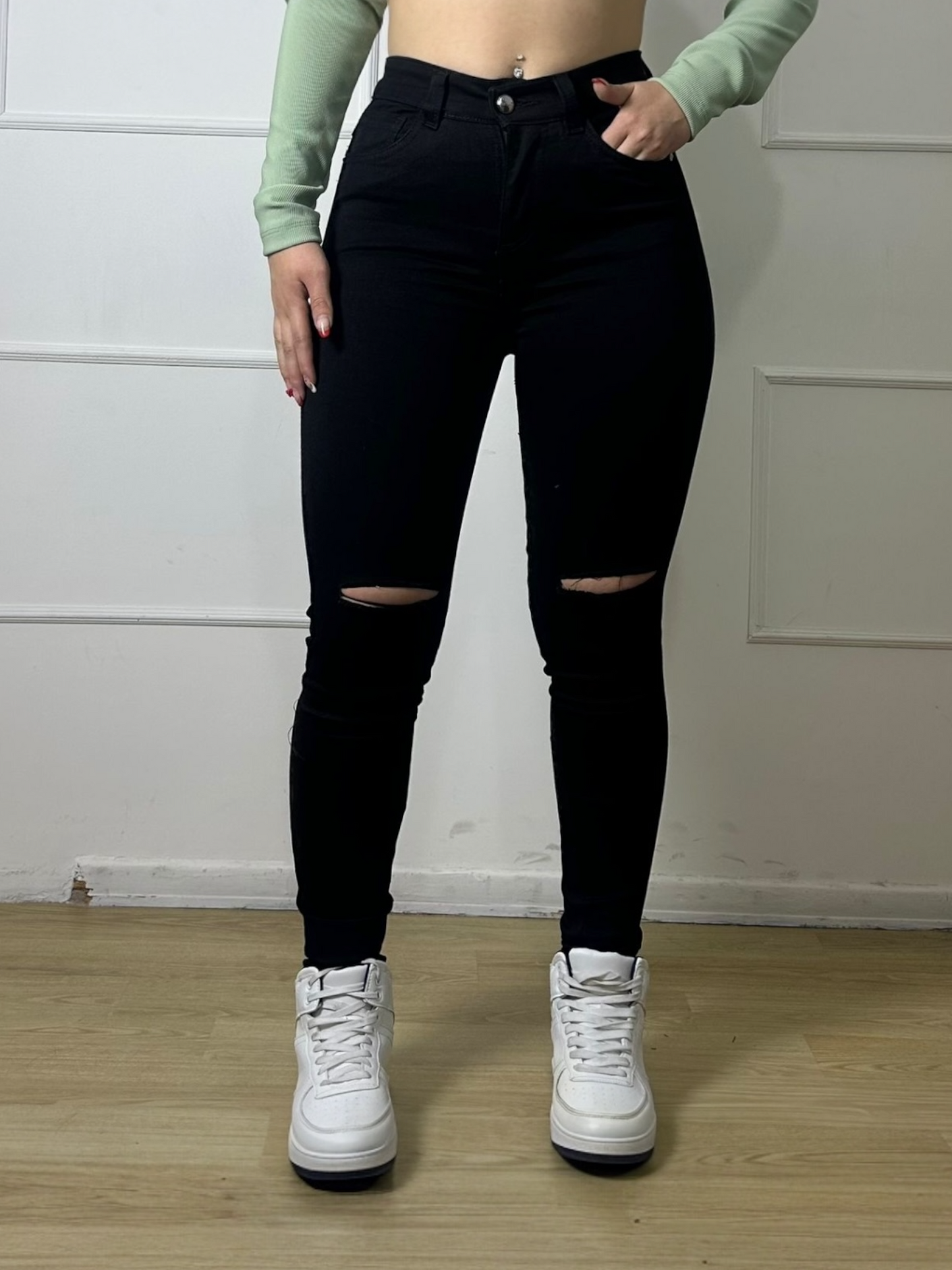 Jean Skinny Mujer stretch tiro alto Negro roto rodilla
