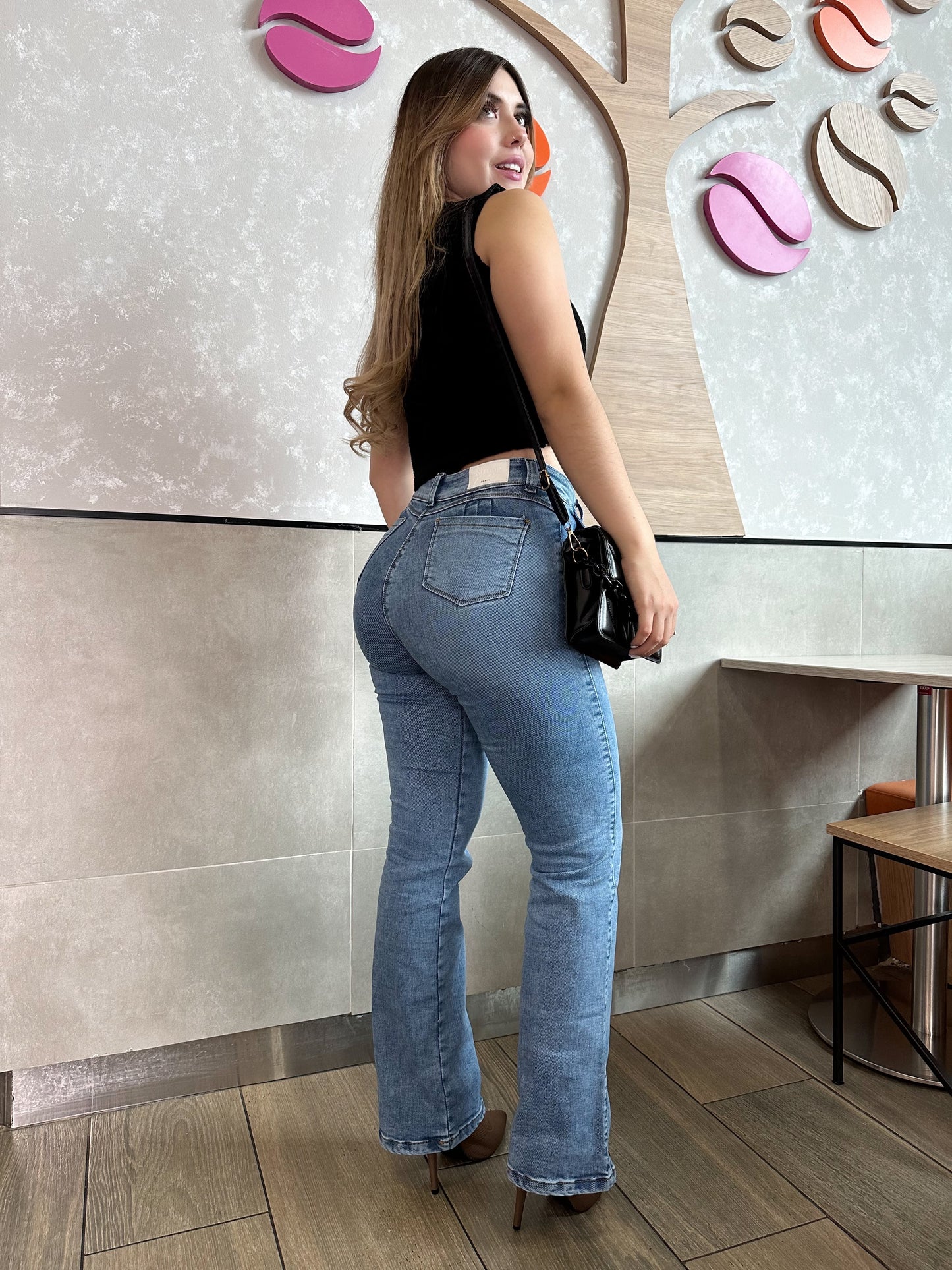 Jean bota recta mujer tiro alto levanta cola tono azul claro