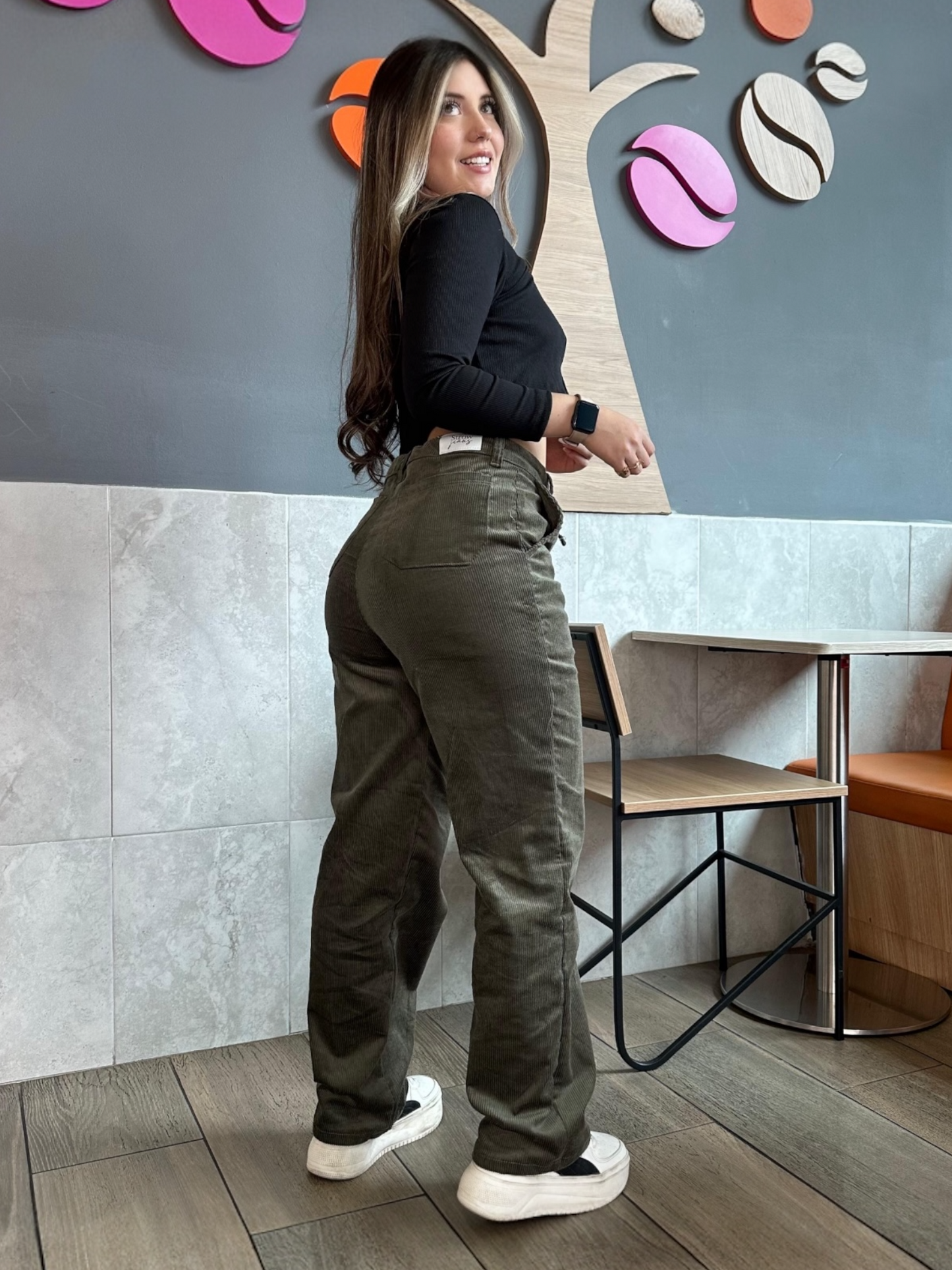 Pantalón en pana para mujer bota recta tono verde
