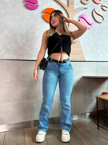 Jean bota recta mujer tiro alto levanta cola tono azul claro