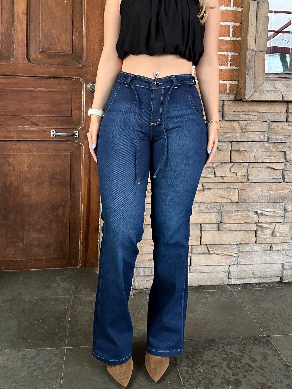 Jean bota recta mujer tiro alto levanta cola azul oscuro con cordón