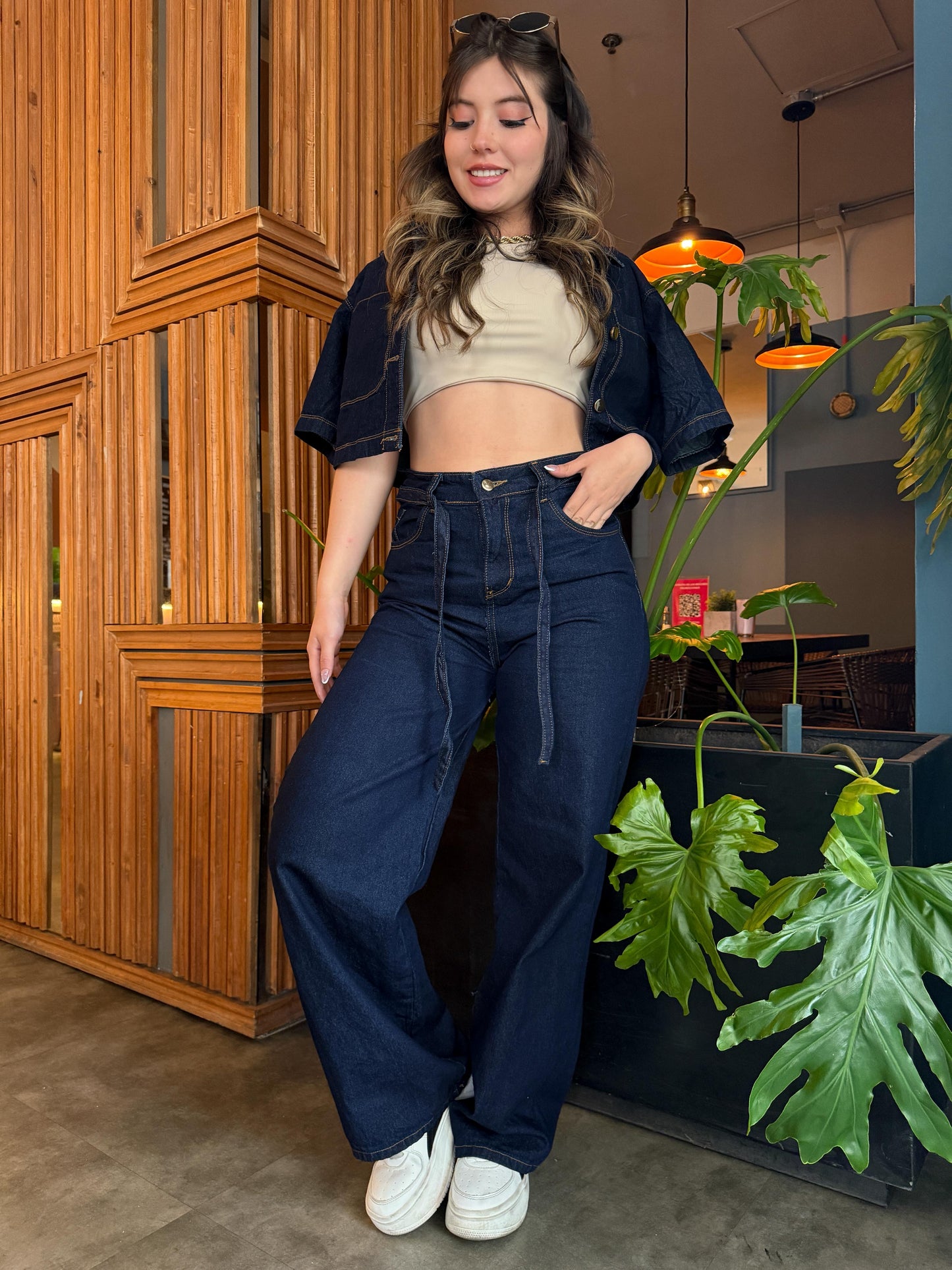 Jean wide leg mujer tono azul oscuro con correa