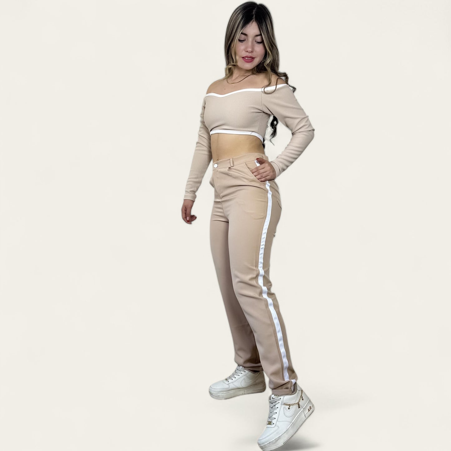 Pantalón liviano mujer tono beige línea lateral