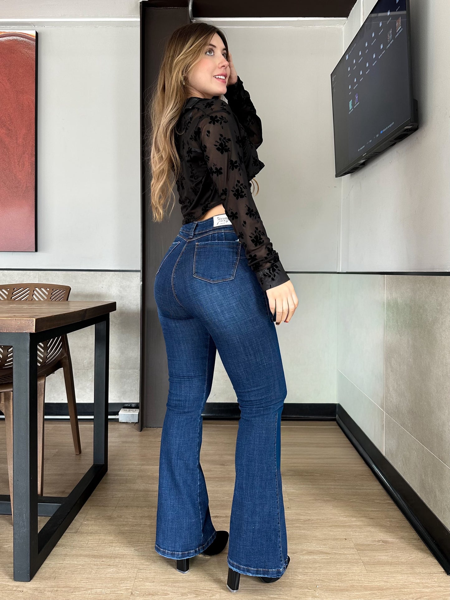 Jean Flare europeo Mujer tiro alto levanta cola tono azul clásico