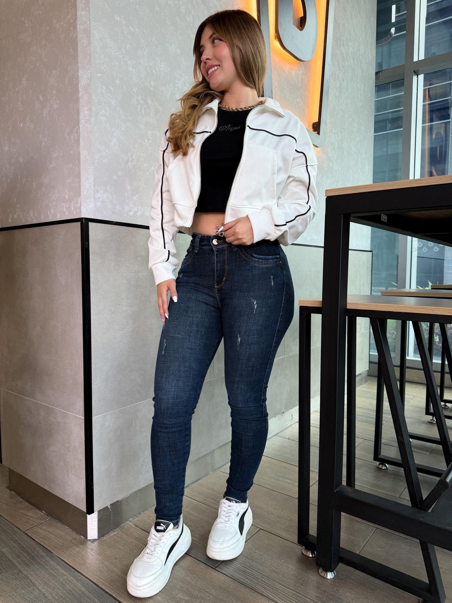 Jean skinny mujer tiro alto levanta cola