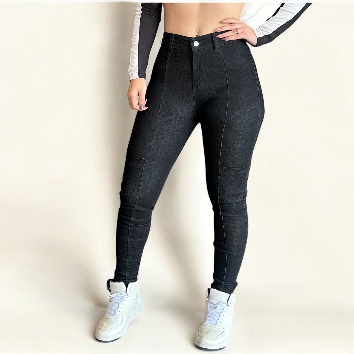 Jean skinny cargo tiro alto levanta cola tono negro