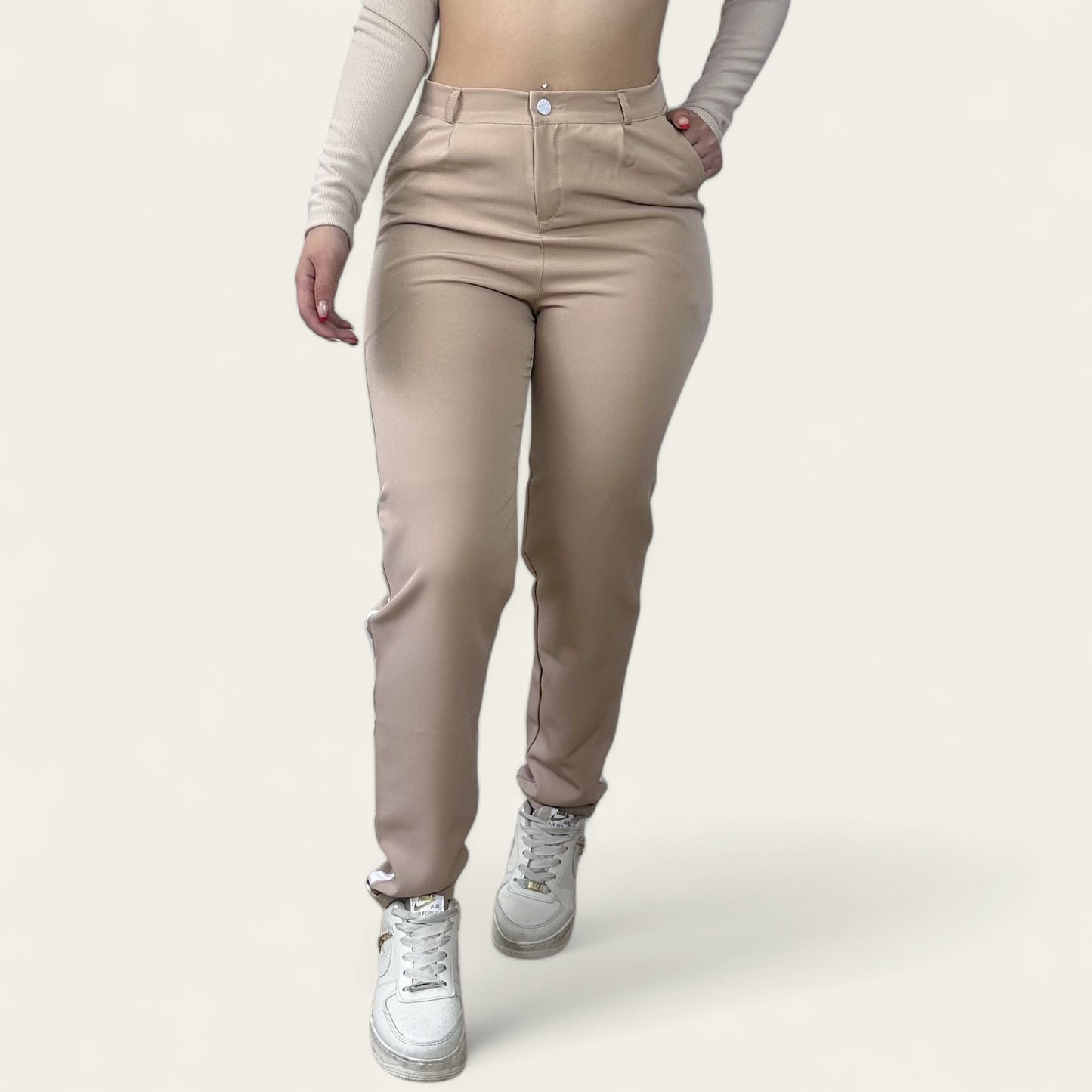 Pantalón liviano mujer tono beige línea lateral