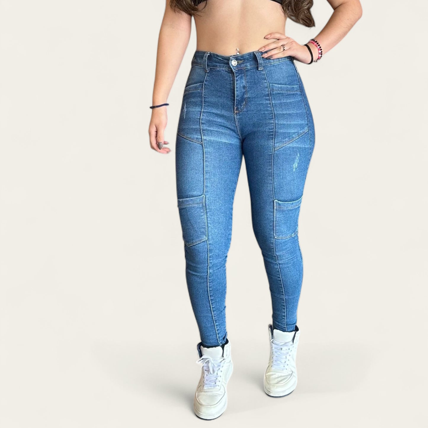 Jean skinny cargo tiro alto levanta cola tono azul claro
