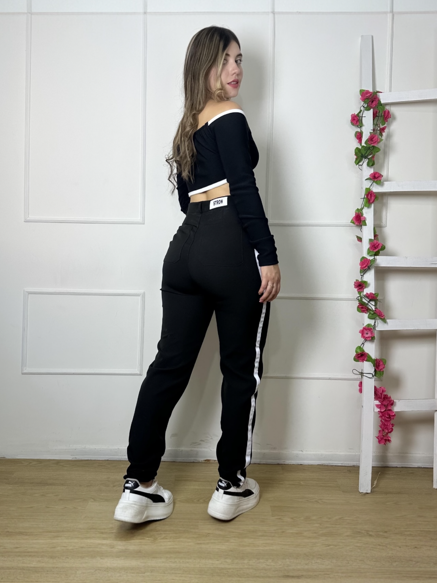 Pantalón liviano mujer tono negro línea lateral