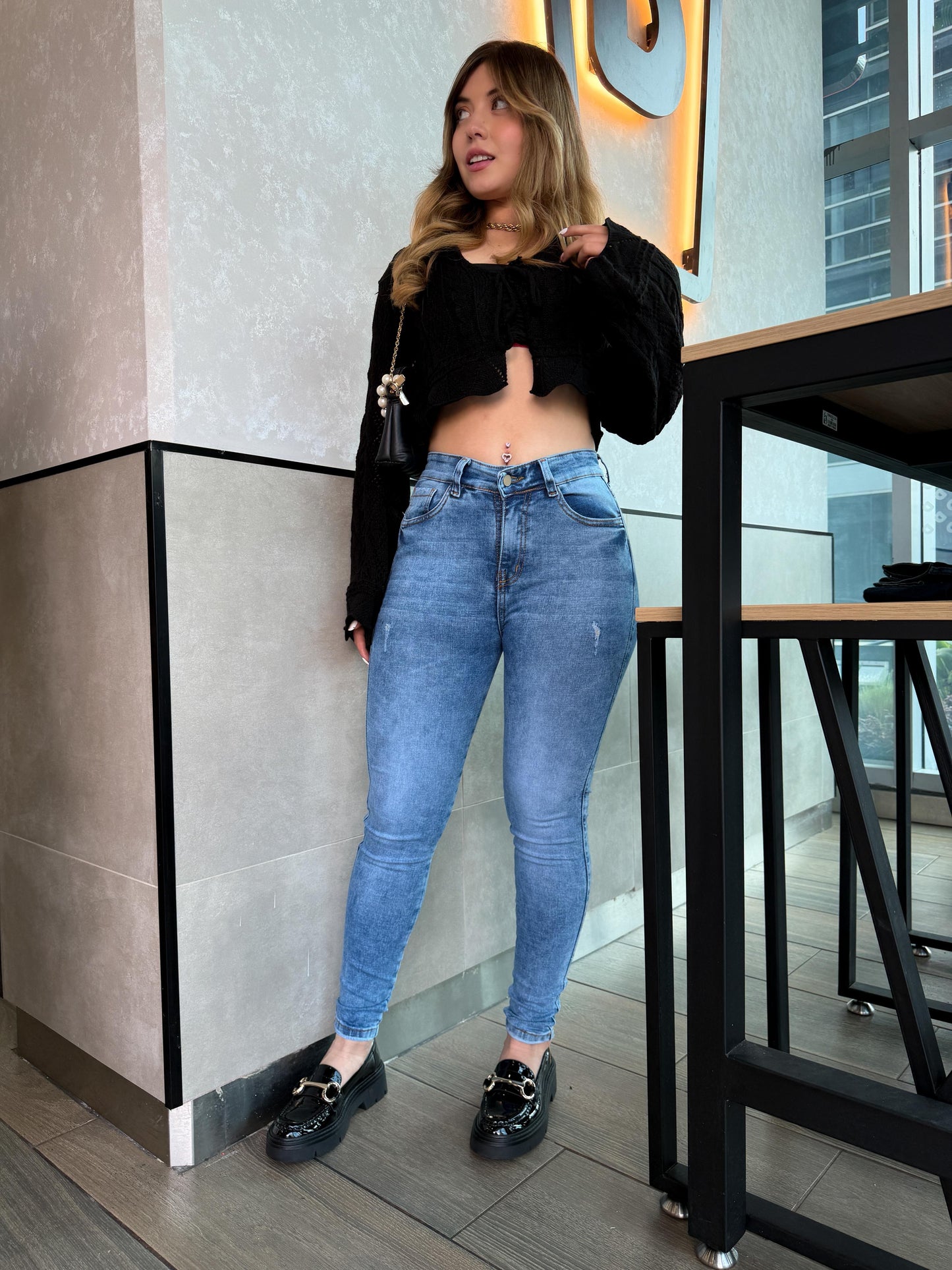Jean skinny mujer tiro alto levanta cola azul claro