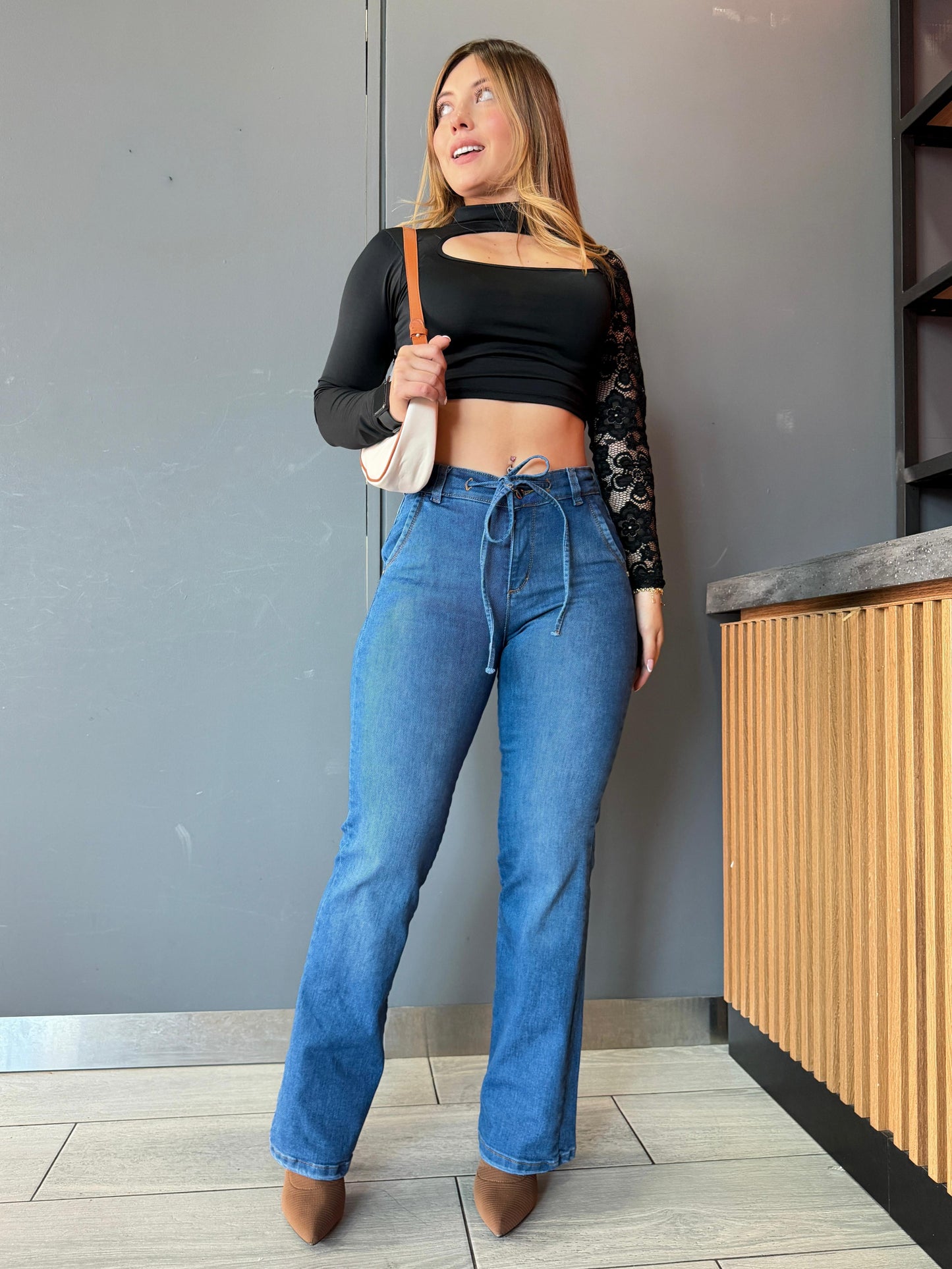 Jean bota recta con cordón mujer tiro alto levanta cola tono azul medio