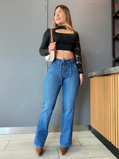 Jean bota recta con cordón mujer tiro alto levanta cola tono azul medio