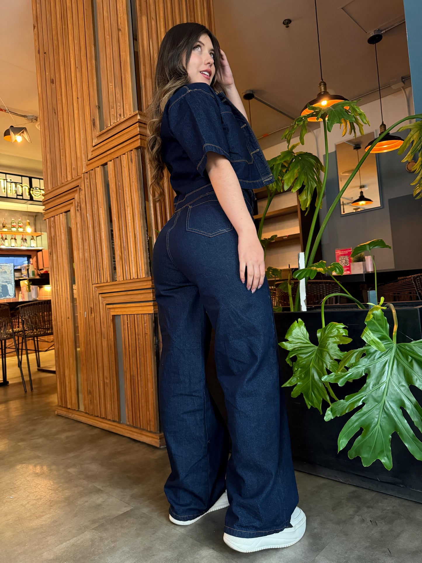 Jean wide leg mujer tono azul oscuro con correa