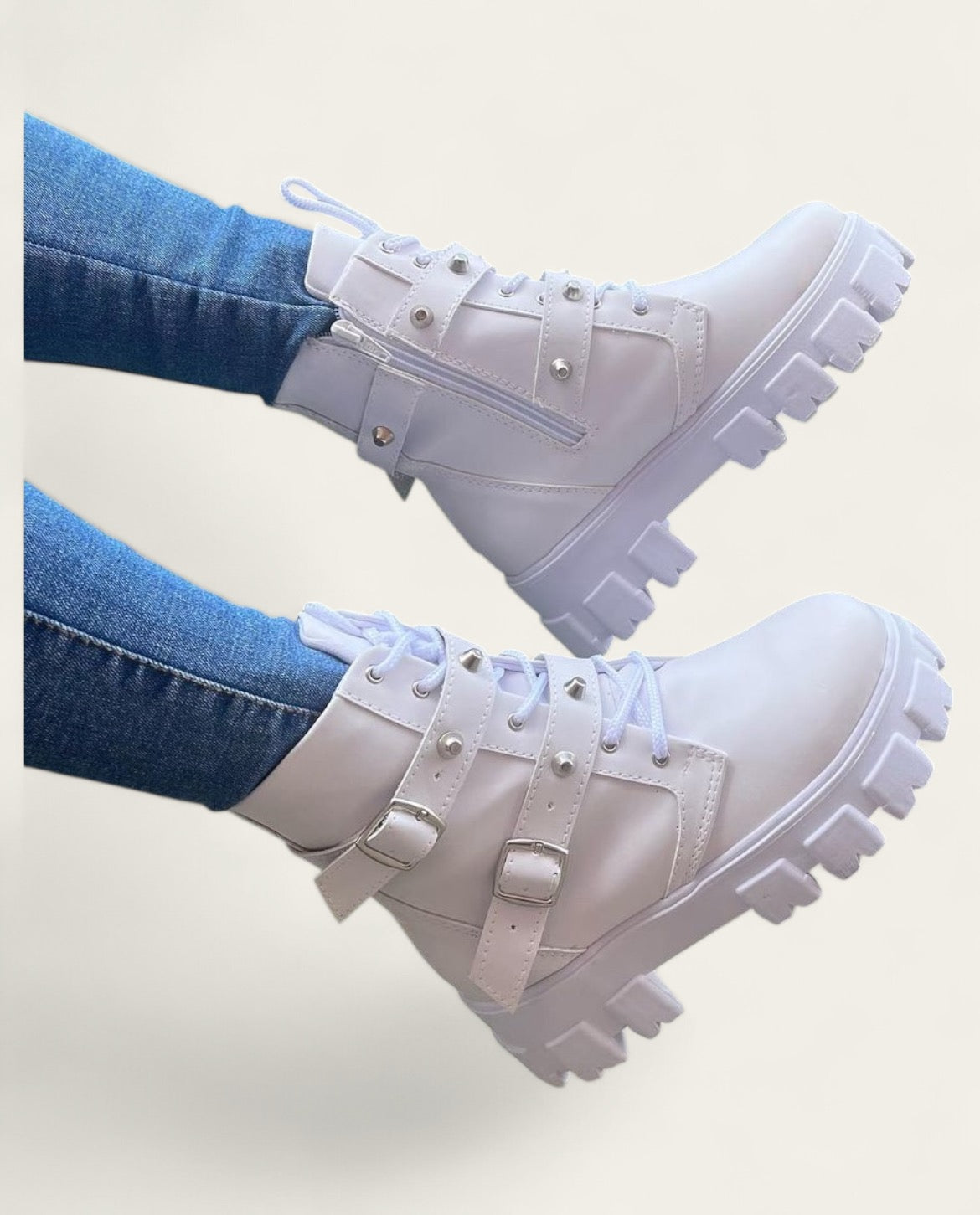 Botas tono blanco con correas