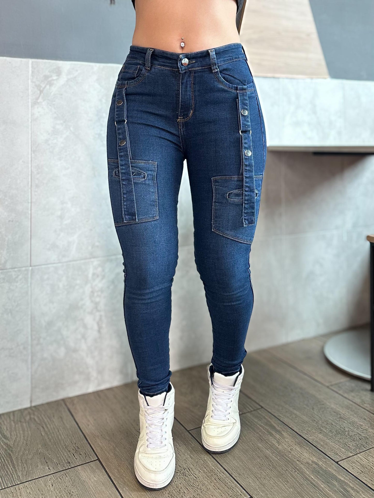 Jean skinny mujer con correas tiro alto levanta cola tono azul oscuro