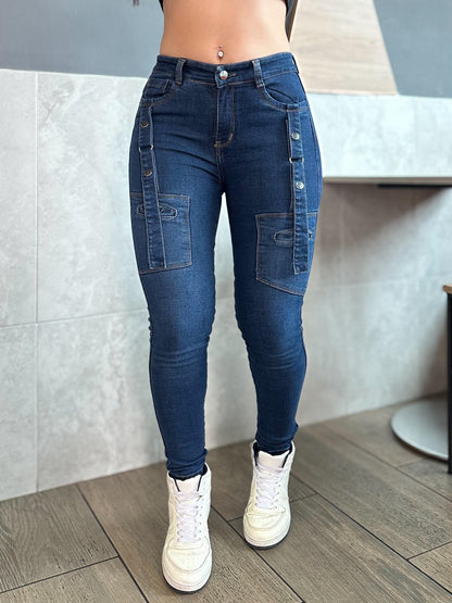 Jean skinny mujer con correas tiro alto levanta cola tono azul oscuro