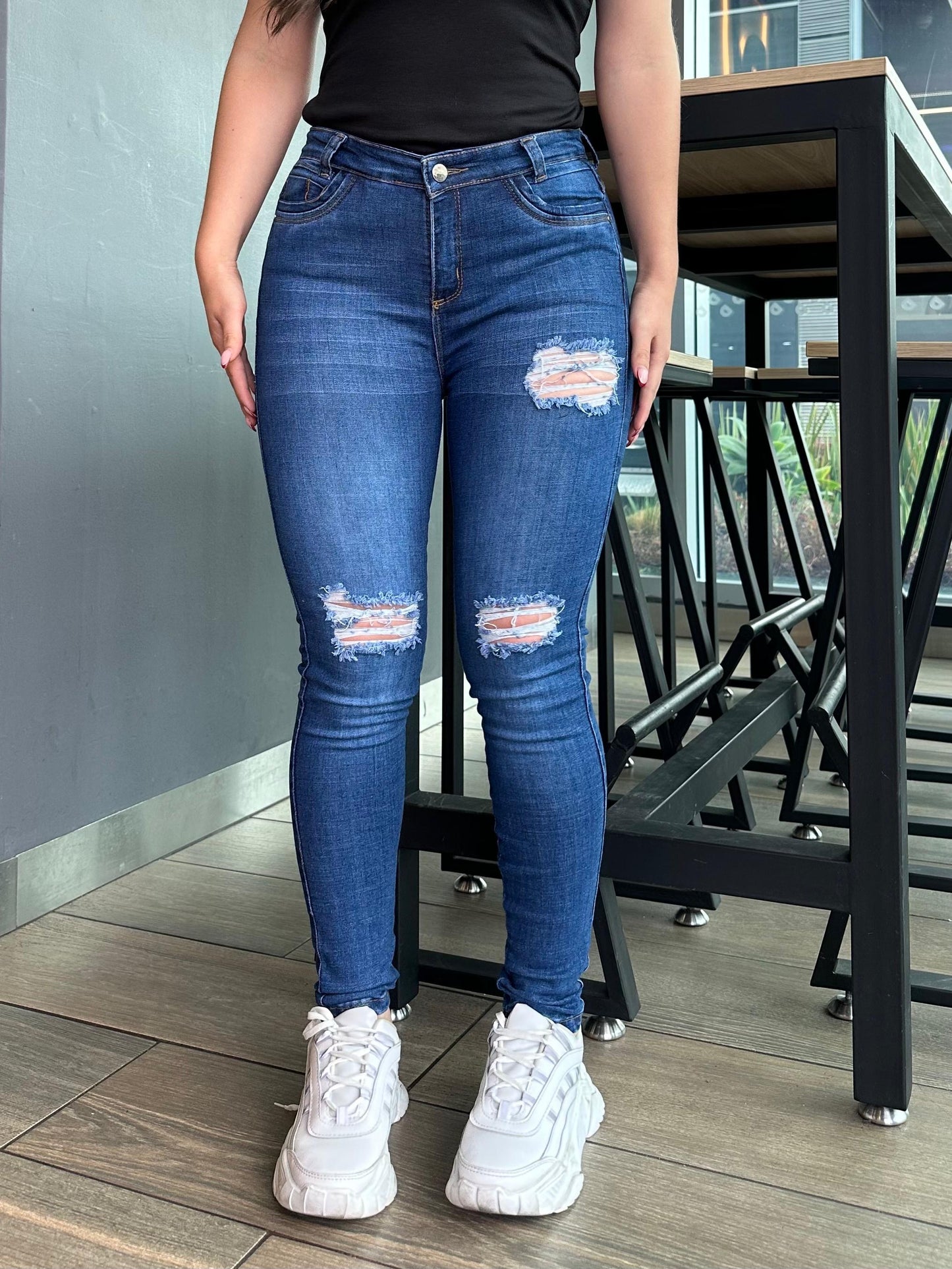 Jean skinny mujer tiro alto levanta cola tono azul oscuro con rotos