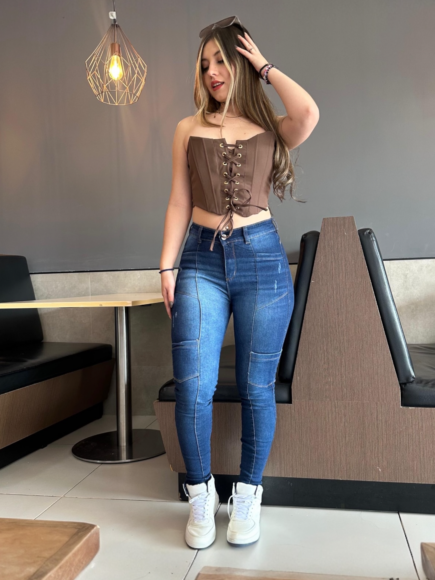 Jean skinny cargo tiro alto levanta cola tono azul oscuro