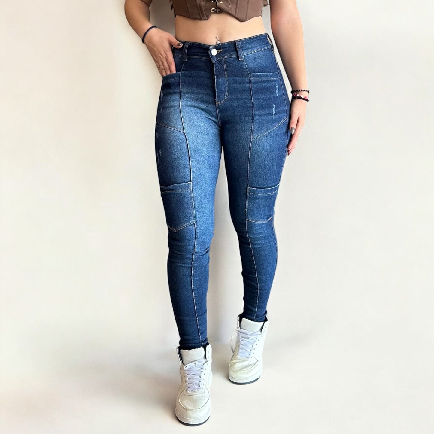 Jean skinny cargo tiro alto levanta cola tono azul oscuro
