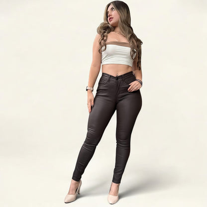 Jean efecto cuero tiro alto strech y levanta cola tono mocca