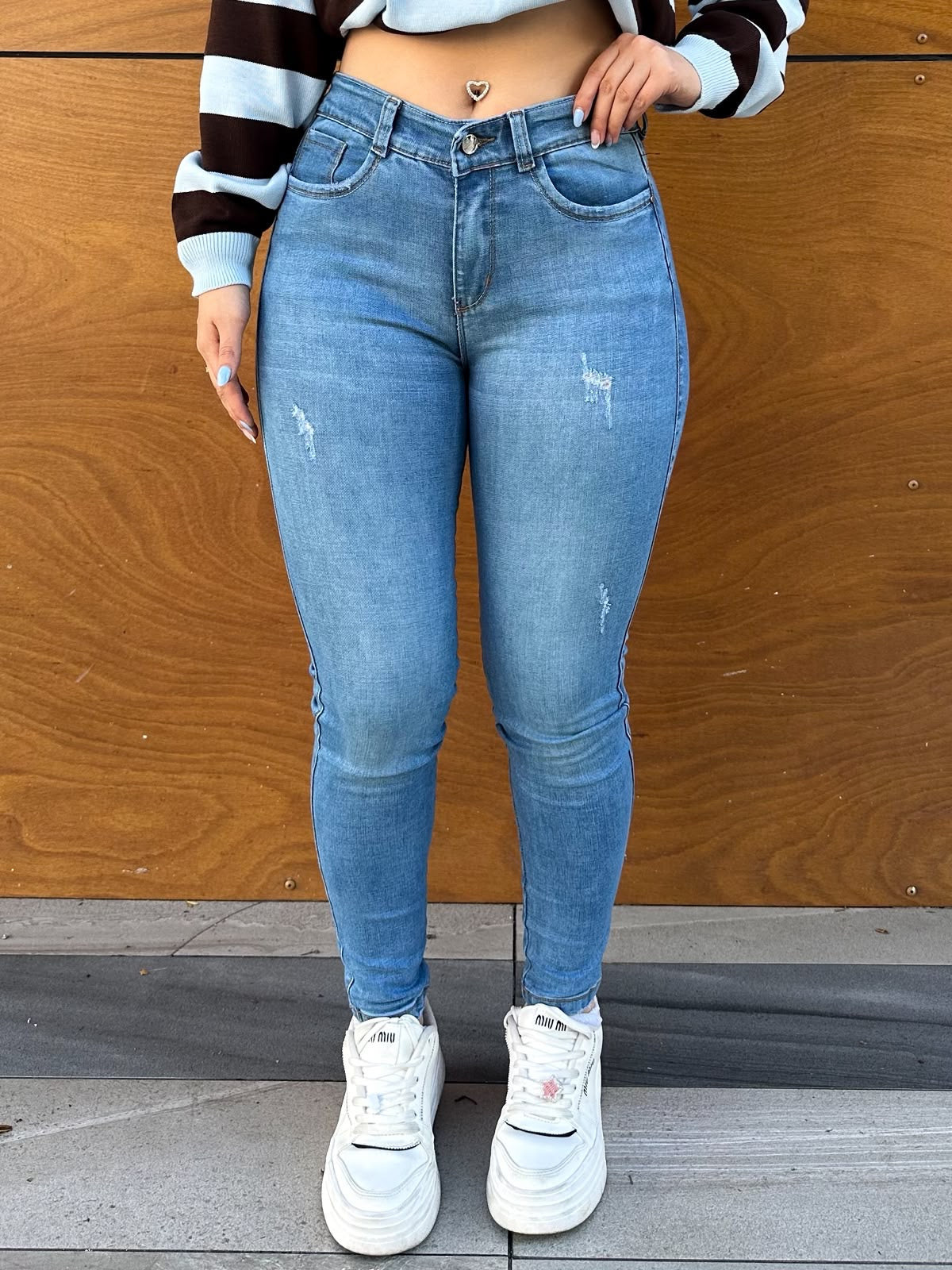 Jean skinny mujer tiro alto levanta cola azul claro