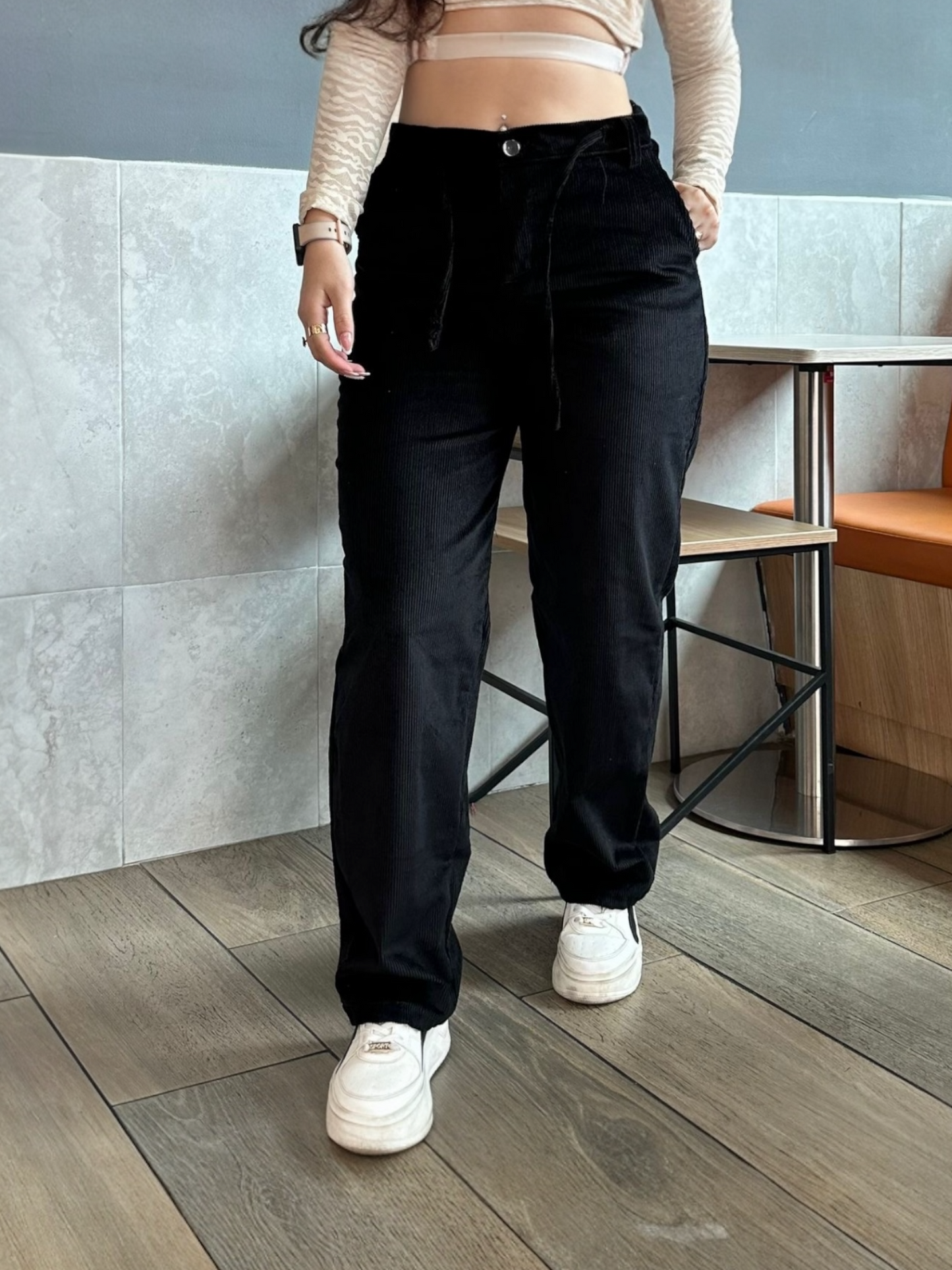 Pantalón en pana para mujer bota recta en tono negro