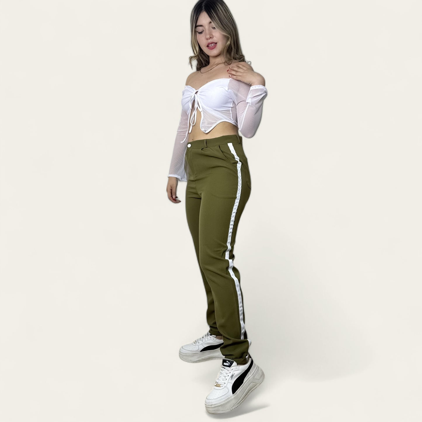 Pantalón liviano mujer tono verde línea lateral