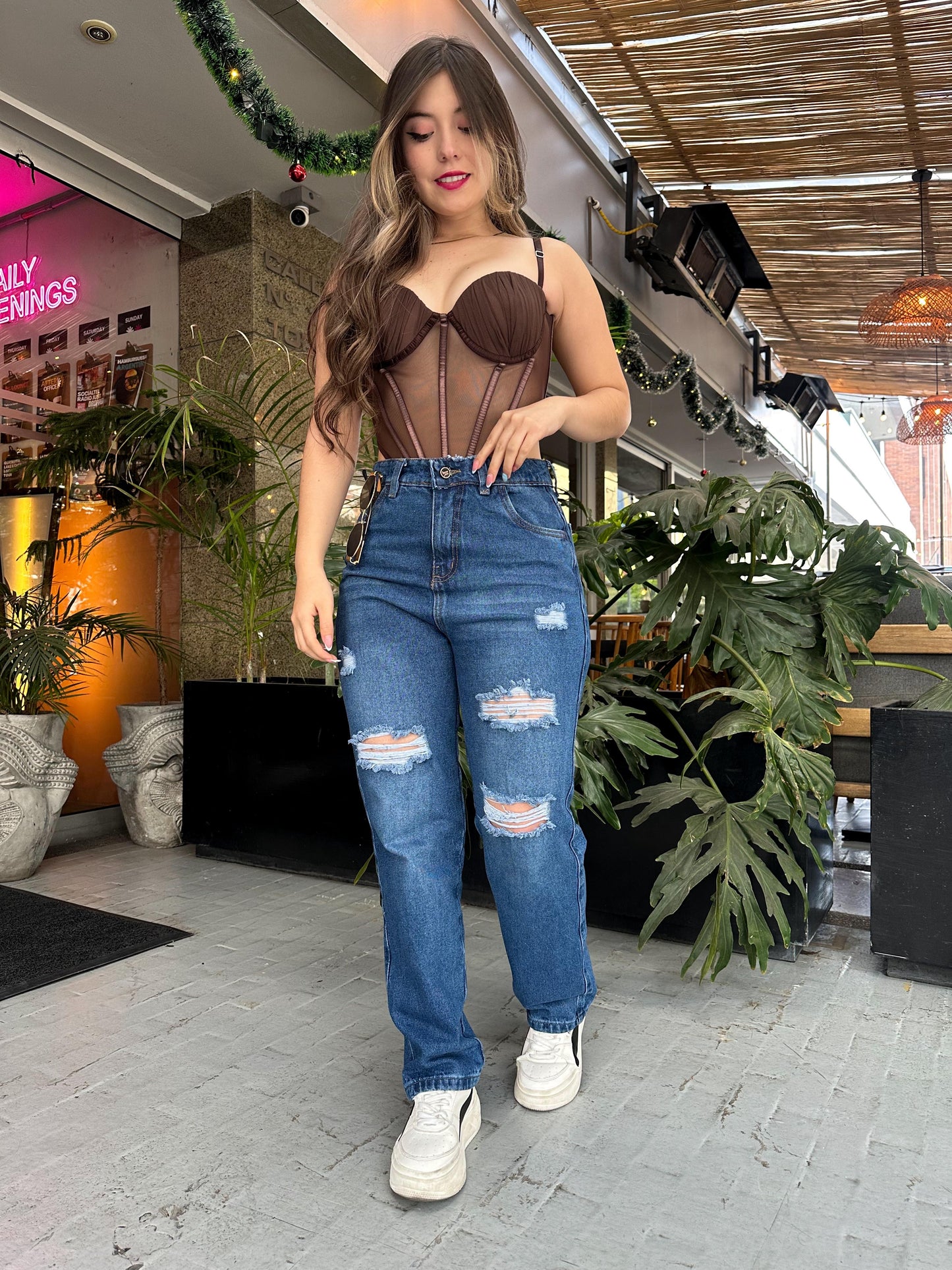 Jean Boyfriend mujer tono azul oscuro con rotos
