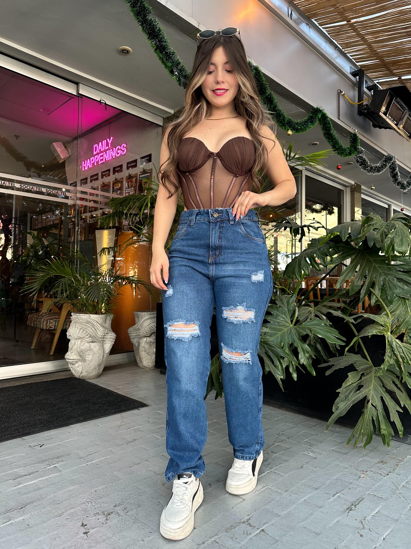 Jean Boyfriend mujer tono azul oscuro con rotos