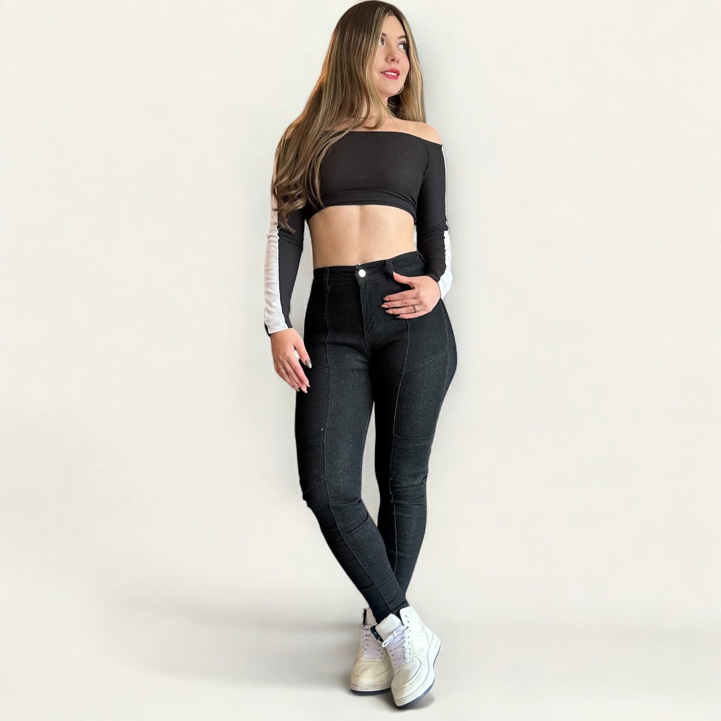 Jean skinny cargo tiro alto levanta cola tono negro