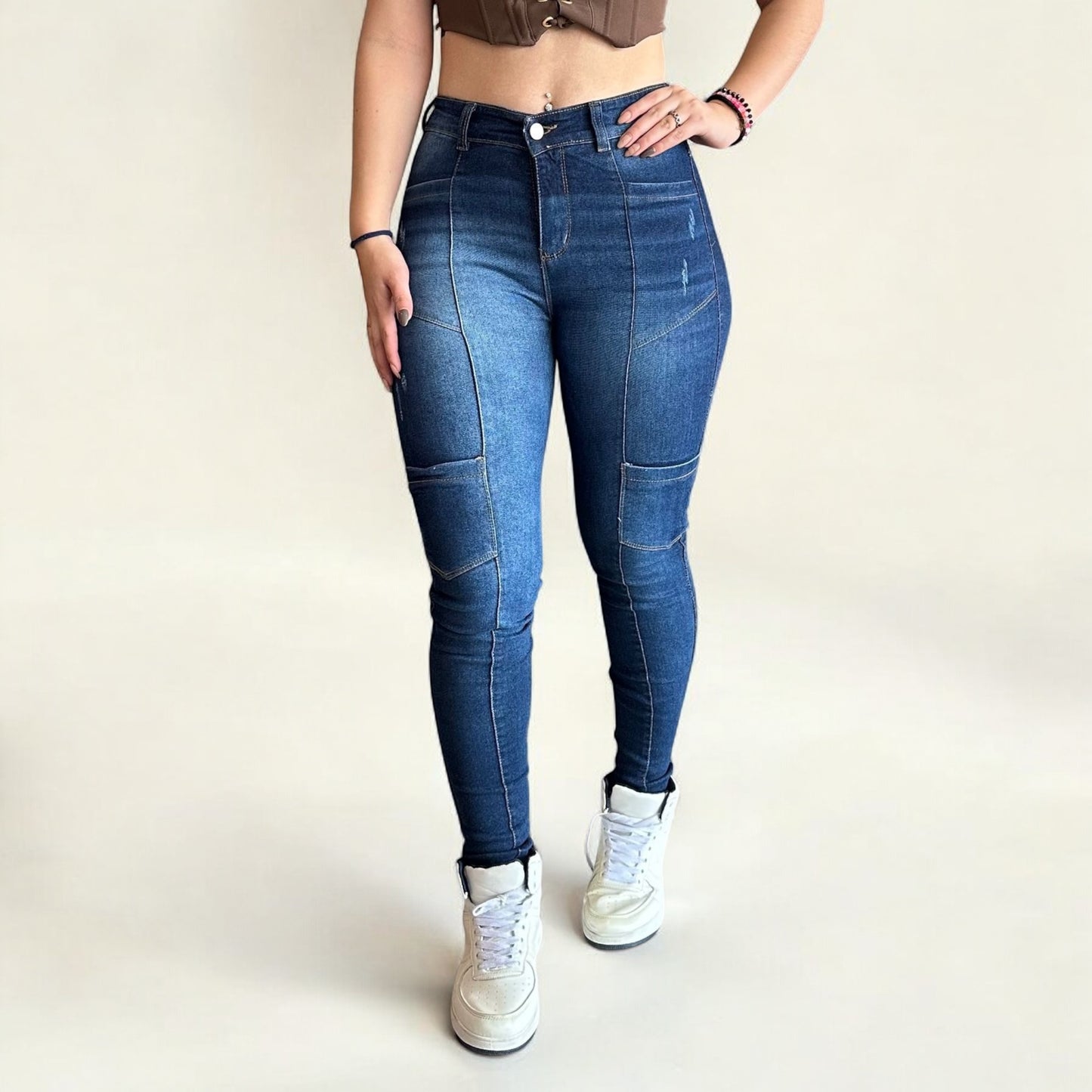 Jean skinny cargo tiro alto levanta cola tono azul oscuro
