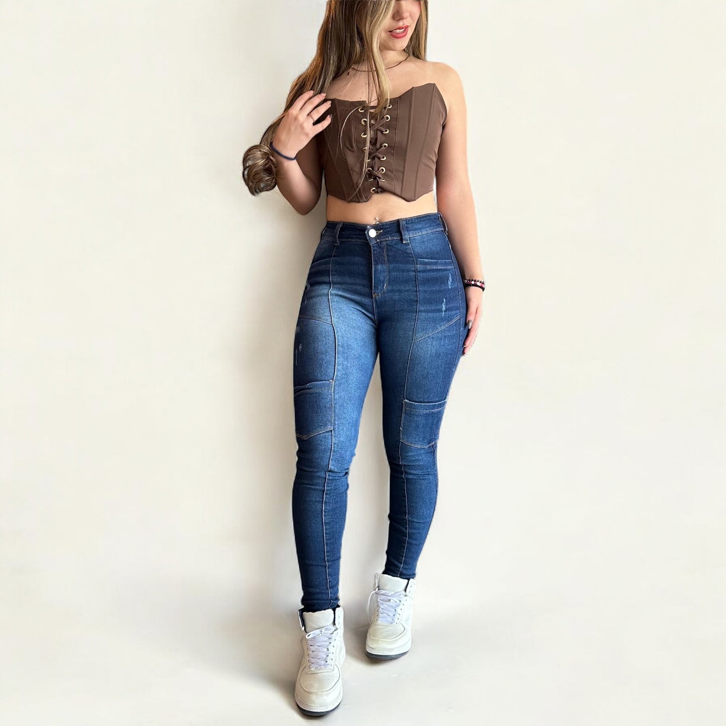 Jean skinny cargo tiro alto levanta cola tono azul oscuro