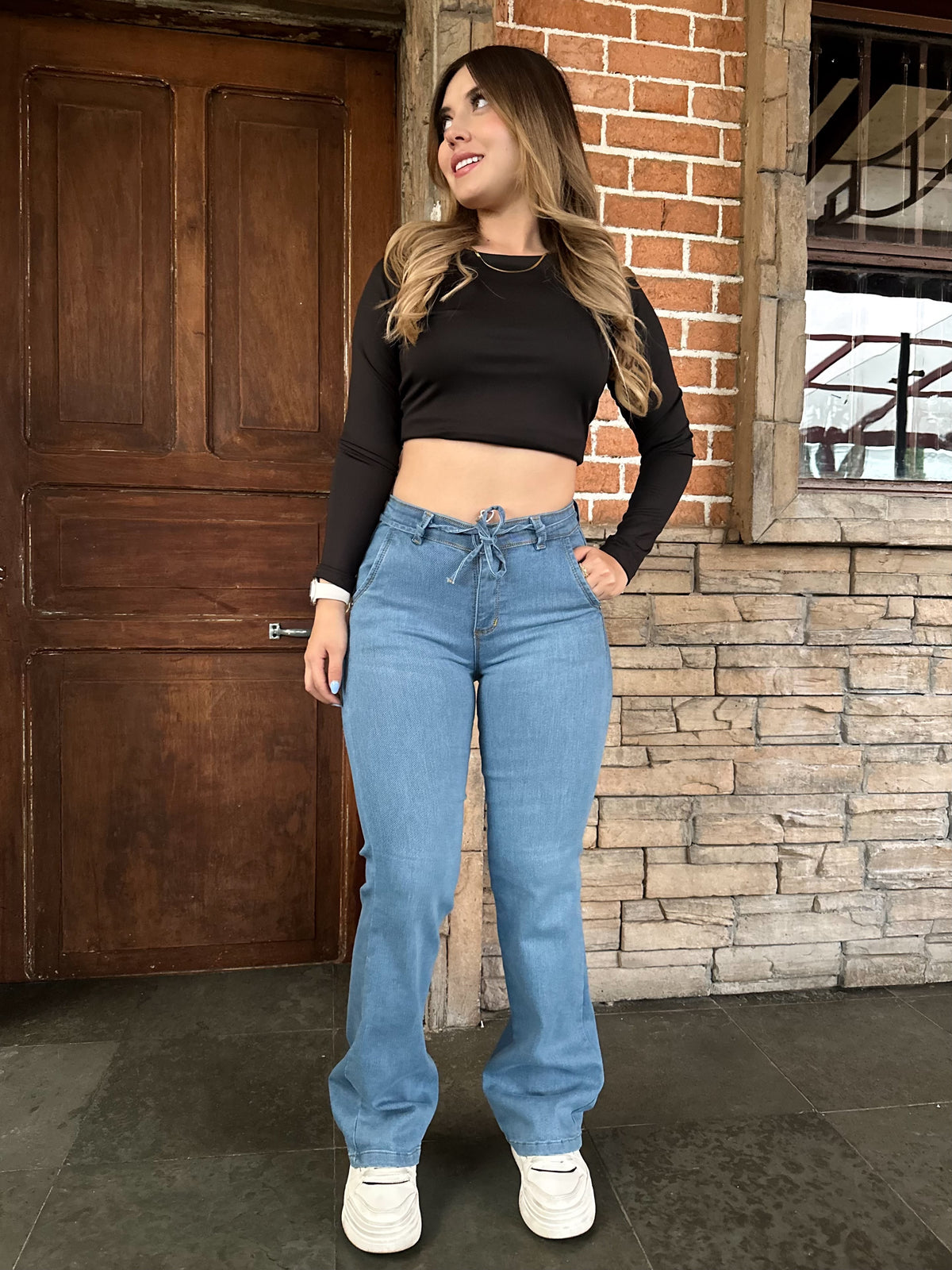 Jean bota recta mujer tiro alto levanta cola azul claro con cordón