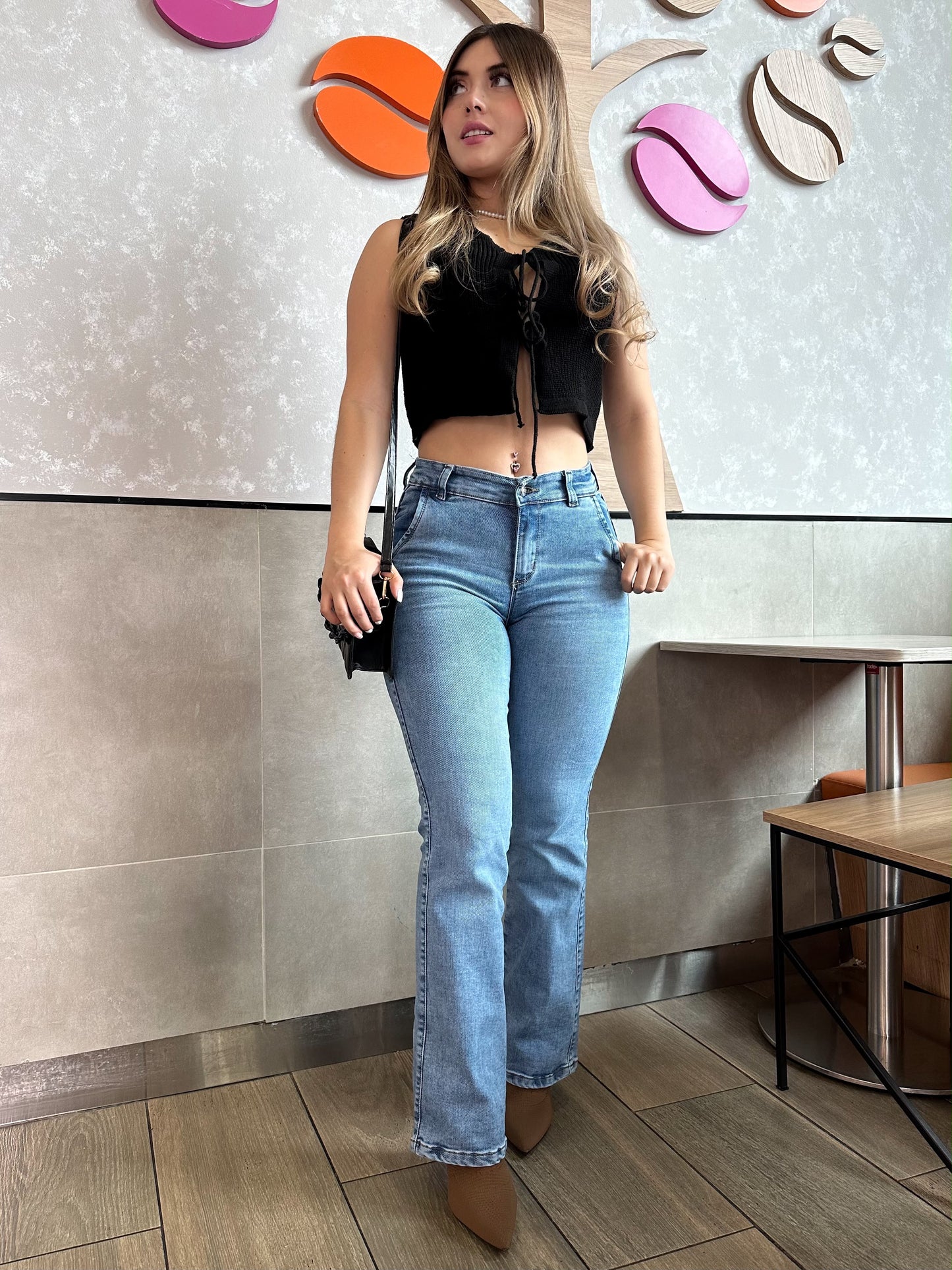 Jean bota recta mujer tiro alto levanta cola tono azul claro