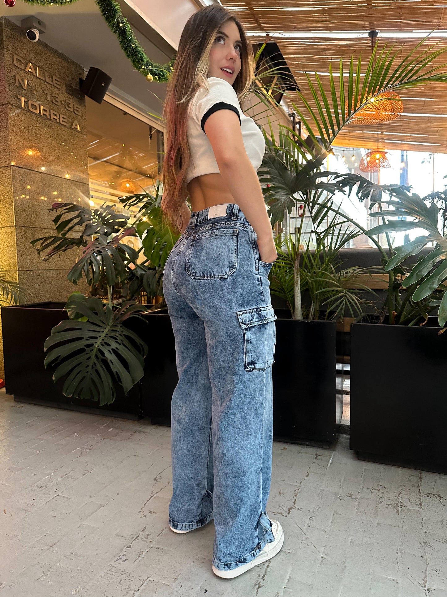 Jean cargo mujer tono azul frosteado