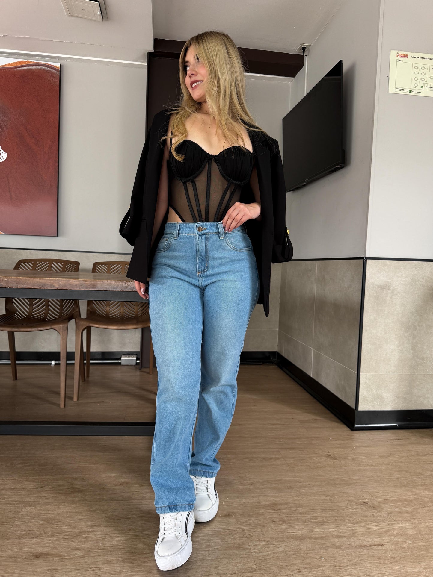 Jean Momfit mujer tono azul claro