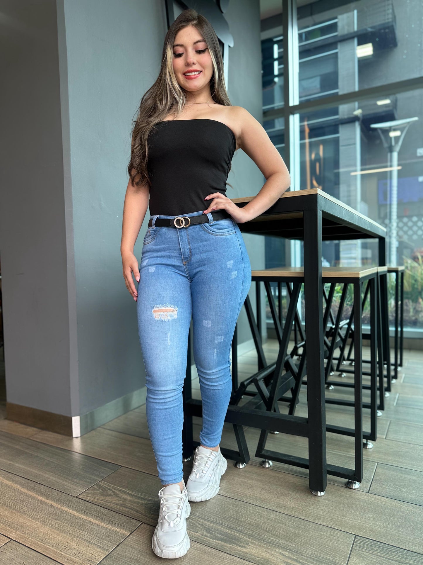 Jean skinny mujer tiro alto levanta cola tono azul claro