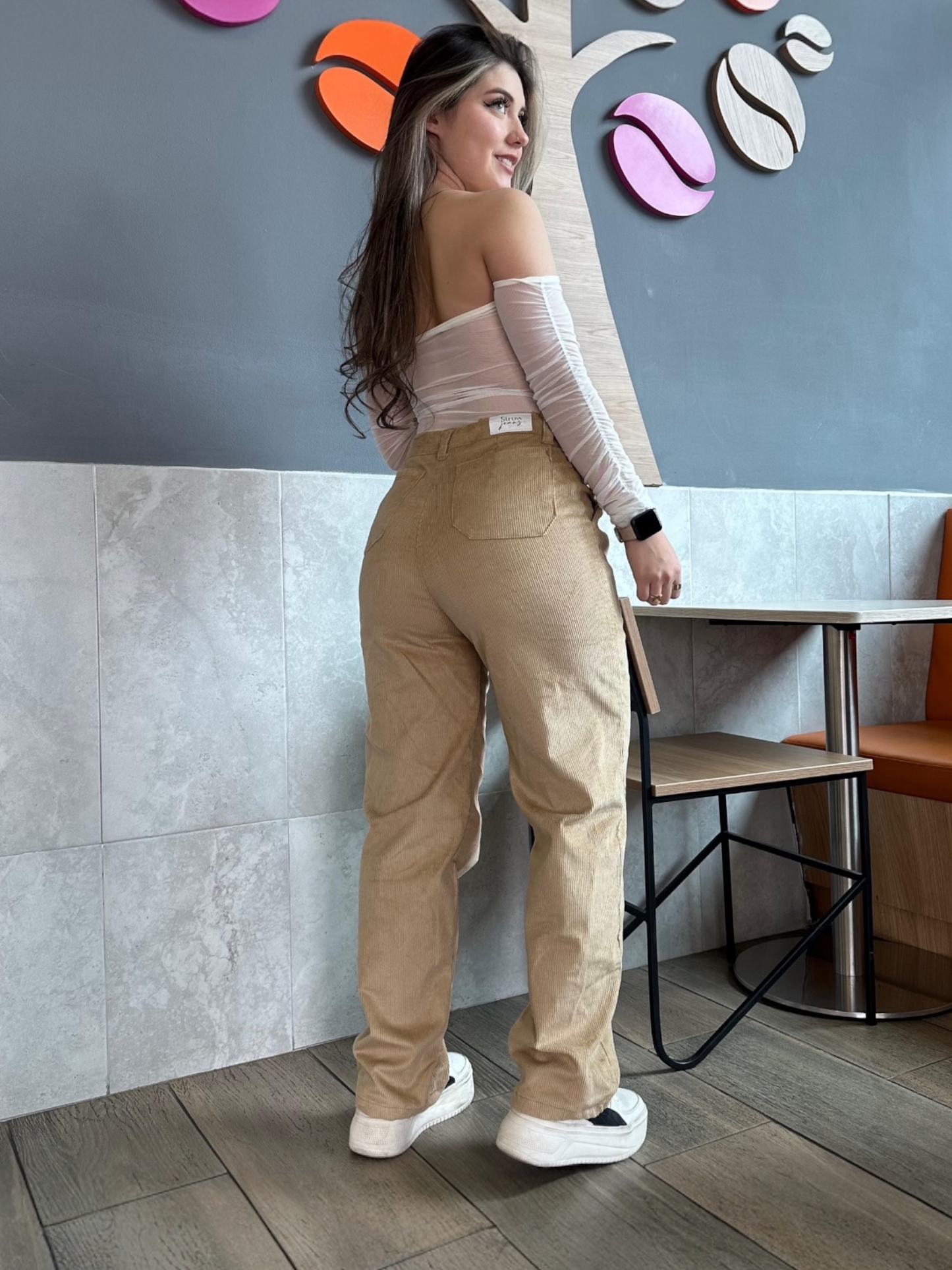 Pantalón en pana para mujer bota recta en tono beige