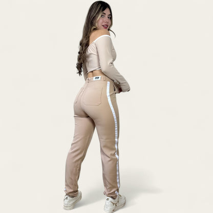 Pantalón liviano mujer tono beige línea lateral