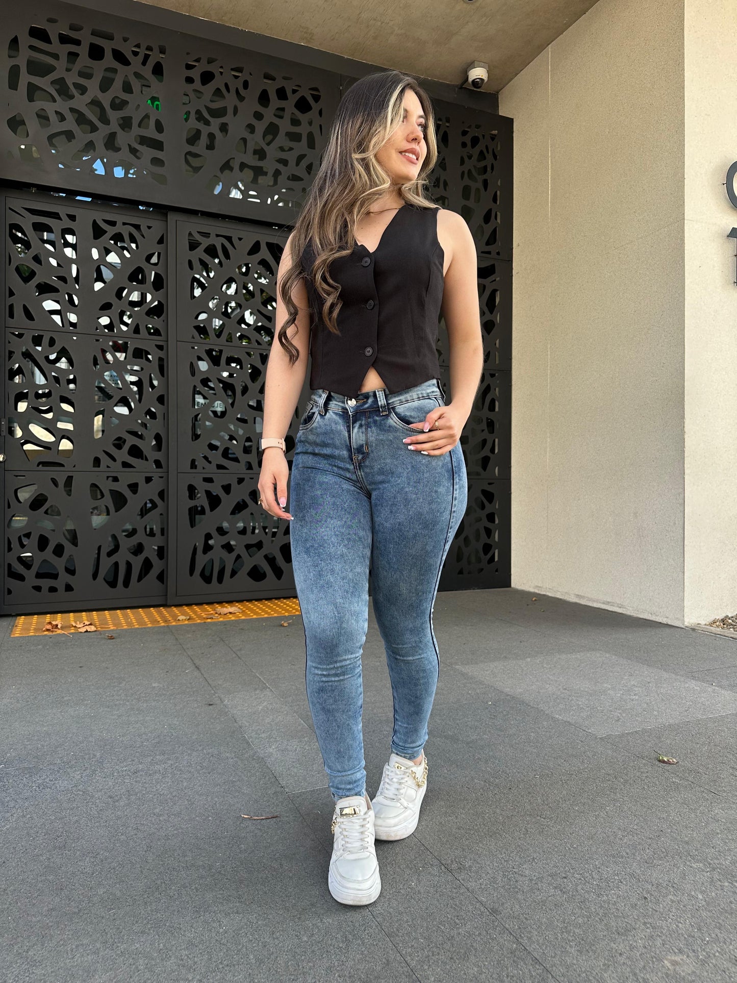 Jean skinny mujer tiro alto levanta cola tono azul frosteado