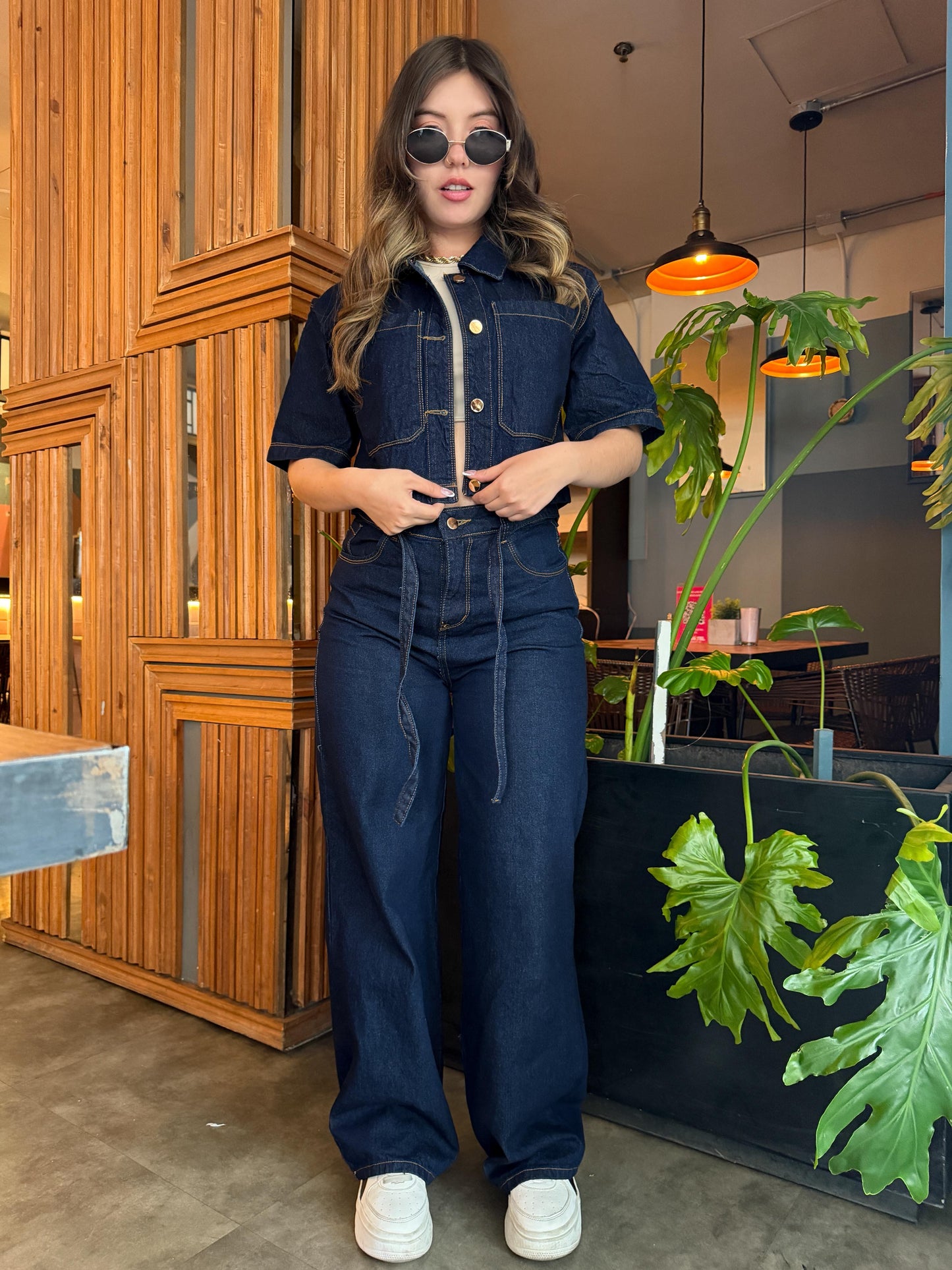 Jean wide leg mujer tono azul oscuro con correa