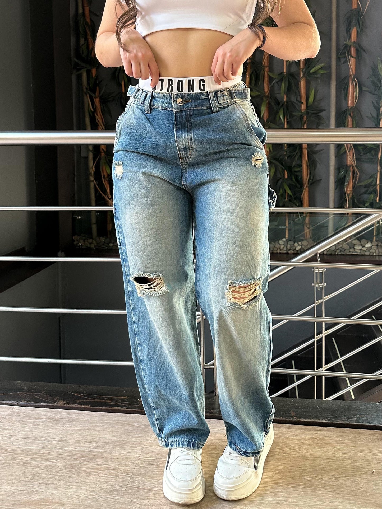 Jean baggy con ajuste de cintura tono azul verdoso con rotos