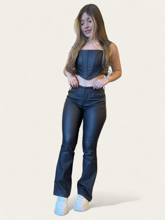 Jean Flare mujer efecto cuero tono negro