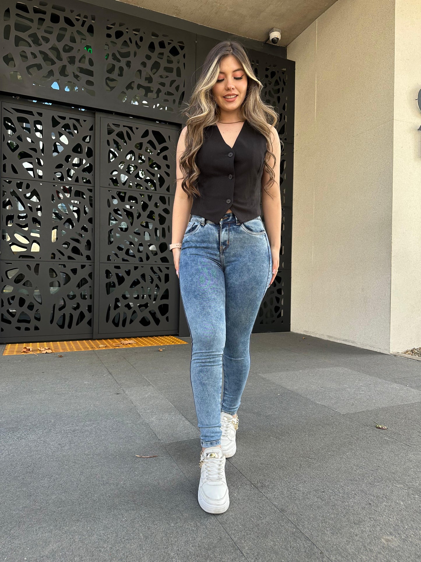 Jean skinny mujer tiro alto levanta cola tono azul frosteado