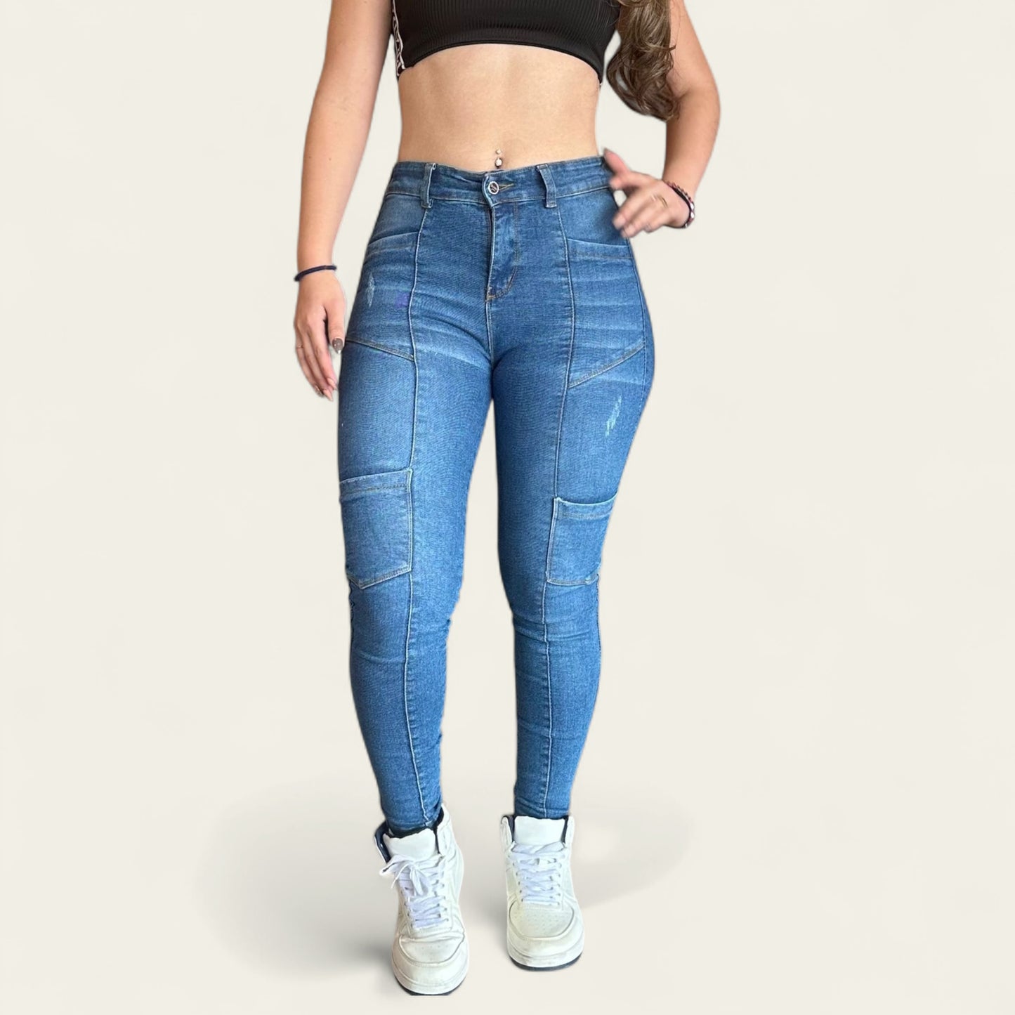 Jean skinny cargo tiro alto levanta cola tono azul claro